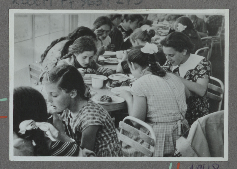 Eesti raudtee: Vääna-Jõesuu pioneerilaagri lapsed lõunat söömas, 1950. aastad