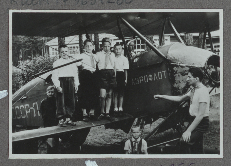 Eesti raudtee: lapsed Vääna-Jõesuu pioneerilaagris vanal biplaanil, 1950. aastad