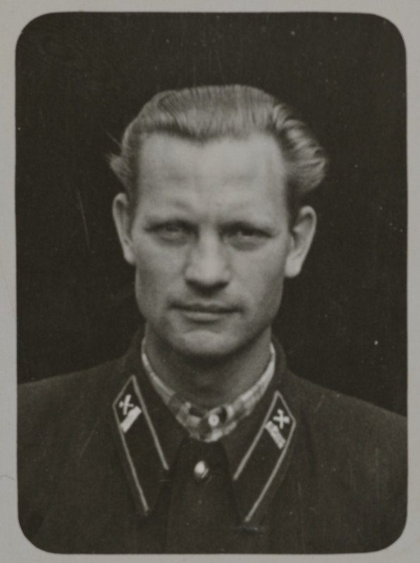 Tallinna elektridepoo auraamat: mootorijuht V. Rjabov (pildil mootorijuhi abina), portreefoto, ca 1960