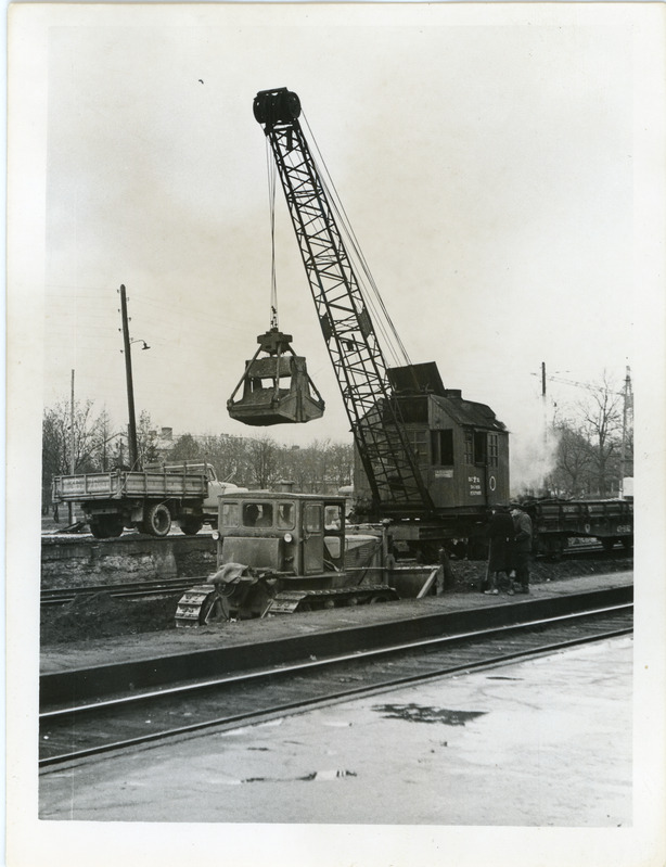 Raudtee remont Jõgeva raudteejaamas: buldooser ja raudteekraana PK6 töötamas, ca 1974-1975, foto: Jaan Zibo