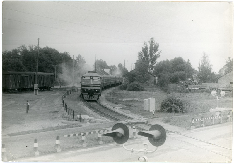 Diiselrong DR1A-224 Viljandis Pärnu mnt ülesõidukohale lähenemas, 1980. aastad