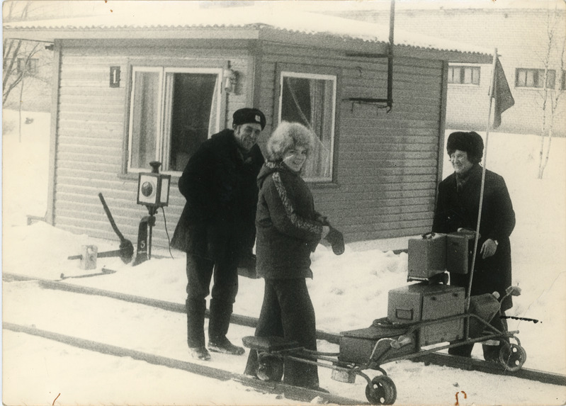 Teemeister Elmar Suviste kaaslastega talvises Viljandi jaamas defektoskoobi juures pöörangu nr 5 lähedal, ca 1975-1976