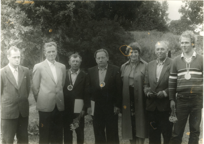Vello Aasa, Aldo Pikkpõld, Arno Halman, Ilmar Madissoo, Viljandi jaamakorraldaja Irina Lutško, Elmar Suviste ja Toivo Suviste kitsarööpmelise raudtee mälestusmärgi lähedal Viljandis, 1984