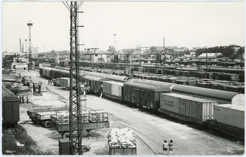 Kaubavagunid ja konteinerid Tallinna jaamas, 1. juuli 1975, foto: Mihkel Ollino
