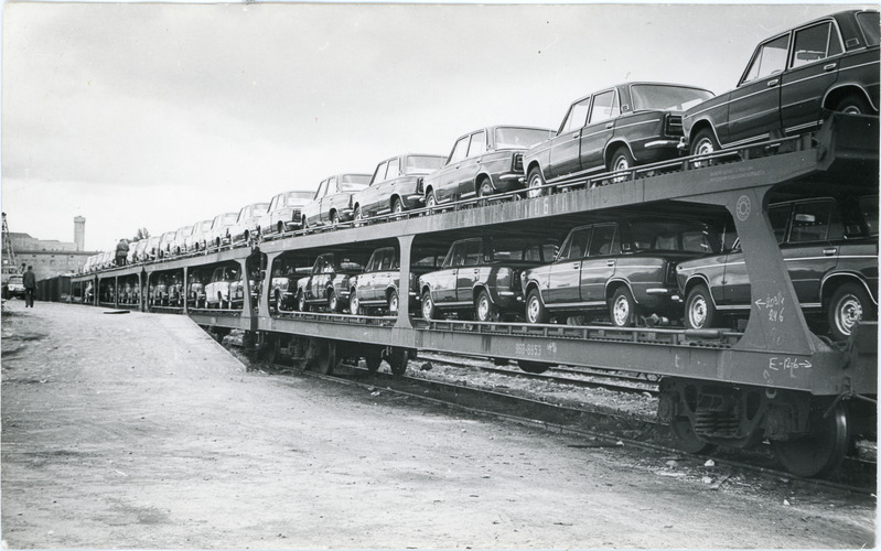 Tallinna jaam: uute sõiduautodega kahekorruselised autovagunid jaamas, 25. juuni 1975, foto: Mihkel Ollino