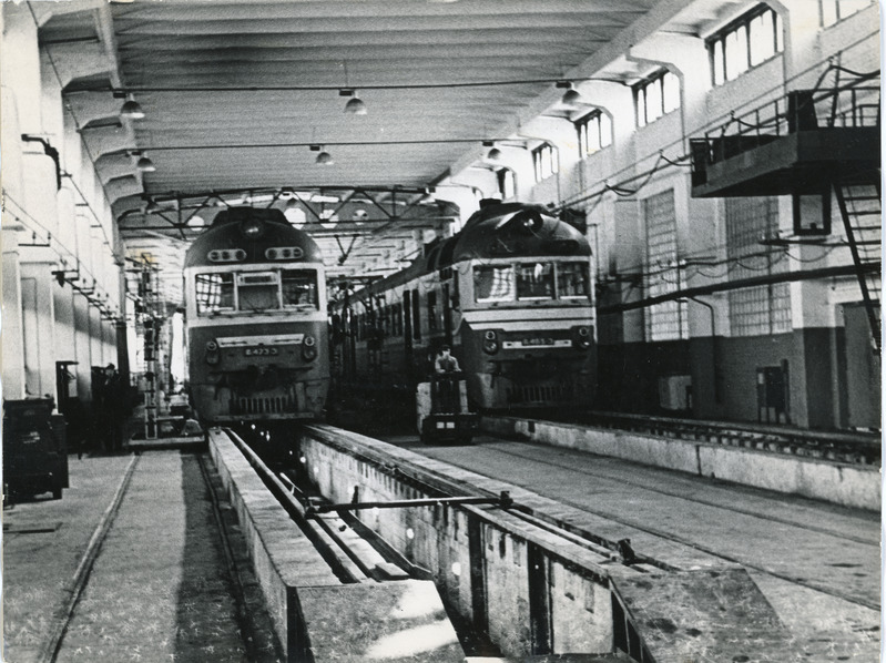 Diiselrongid D 1 Tallinna veduridepoo Pääsküla tsehhis diiselvedurite remondiosakonnas, 9. juuli 1975, foto: Mihkel Ollino