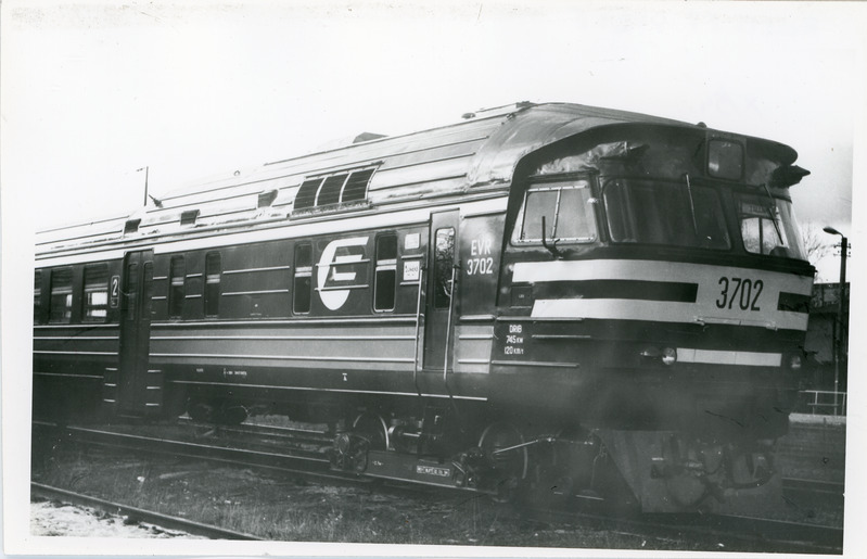 Diiselrong DR1B-3701/3702 Tallinn-Väike jaama varuteel, vaade mootorvagunile, oktoober 1994