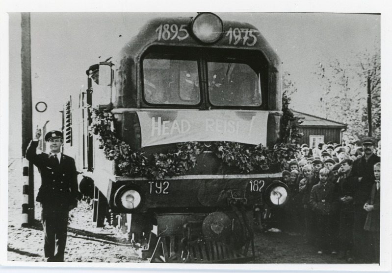 Ehitud mootorvedur TU2-182 viimase kitsarööpmelise rongiga Mõisakülas, september 1975