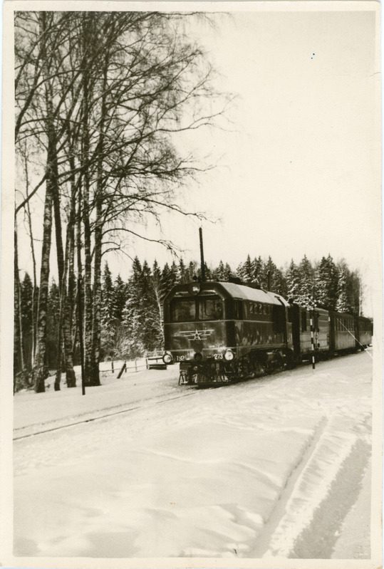 Kitsarööpmeline reisirong mootorveduriga TU2-273 lumises Loodi jaamas, 1960. aastad
