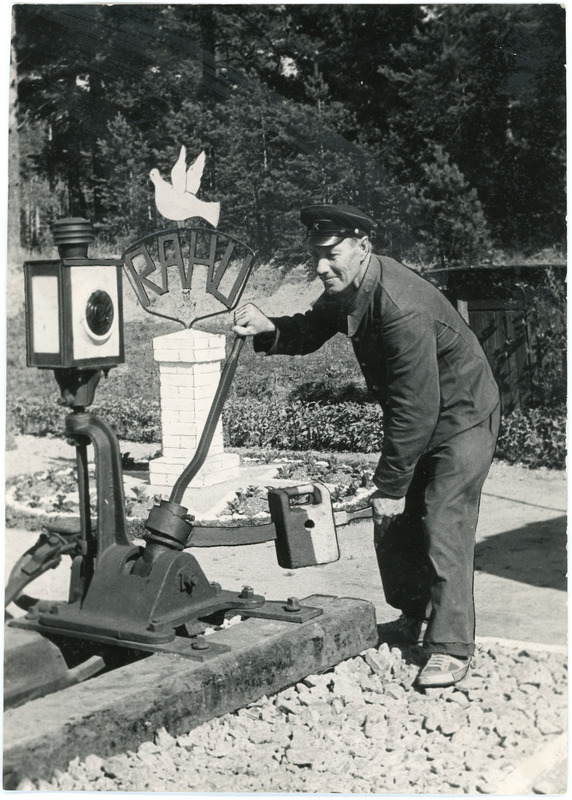 Elva jaama vanempöörmeseadja Ahto Kopp tema poolt valmistatud loosungiga Rahu ehitud pöörmepostis nr 2 töötamas, suvi 1961, foto: Heldur Kull
