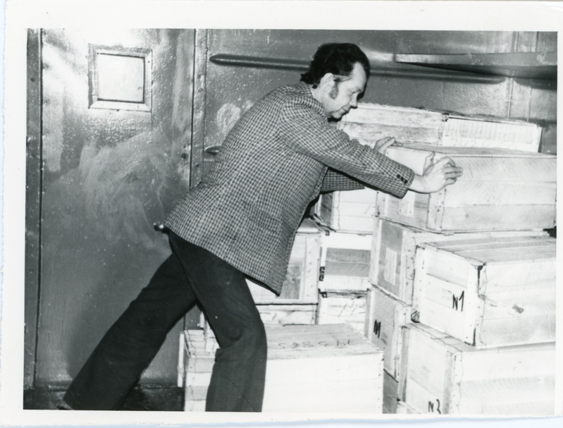 Pagasijaotaja A. Kukk pagasivagunis töötamas, 1979, foto: Ilmar Adamson
