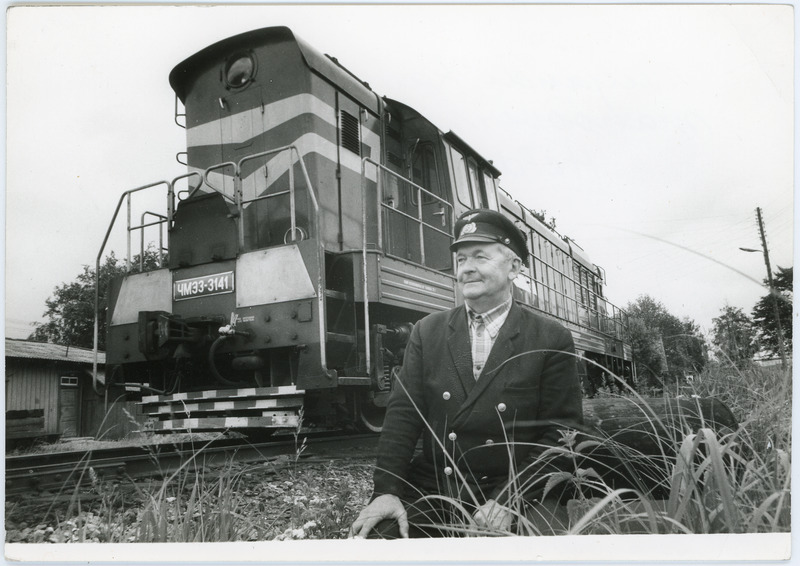 Viljandi jaama manöövrivedurijuht Helden Tehver mootorveduri ČME3/3141 taustal, 1980. aastad, foto: Lembit Kadalipp