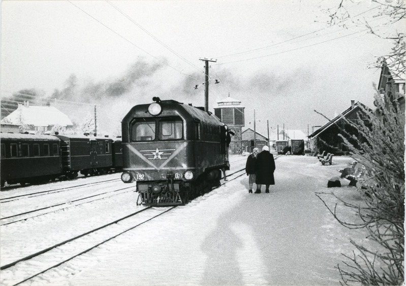 Kitsarööpmeline mootorvedur TU2-019 lumises Viljandi jaamas, november 1967, foto: Ilmar Adamson