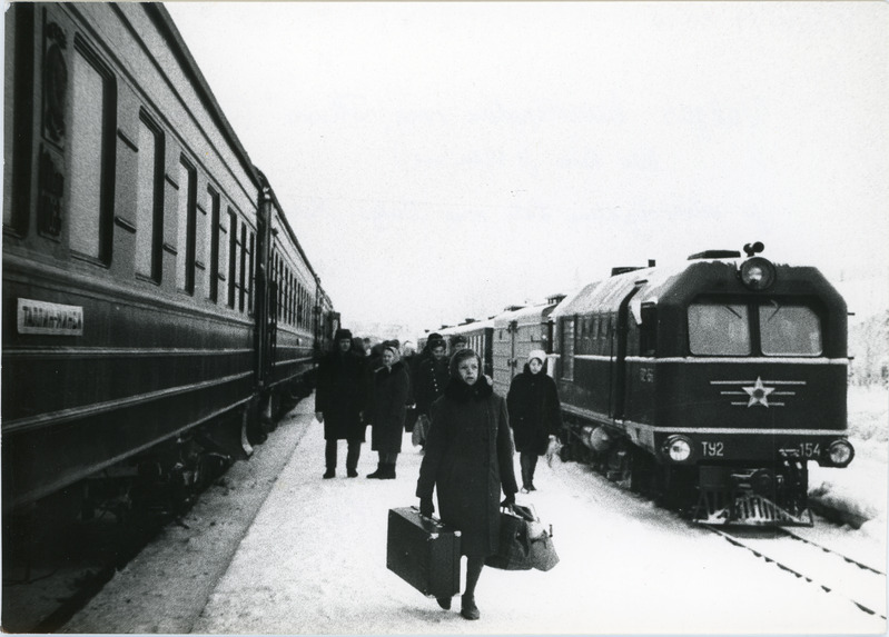 Kitsarööpmeline Valga-Mõniste-Ape rong mootorveduriga TU2-154 laiarööpmelise esindusrongi Tšaika (Tallinn-Minsk) kõrval Valgas, reisijad kahe rongi vahel, 1967, foto: Ilmar Adamson