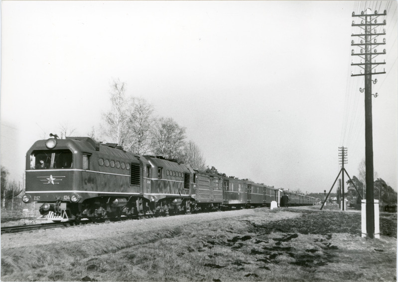 Topeltveduriga kitsarööpmeline nädalavahetuse reisirong Türilt Tallinna suundumas, esiveduriks TU2-134, 1966, foto: Ilmar Adamson