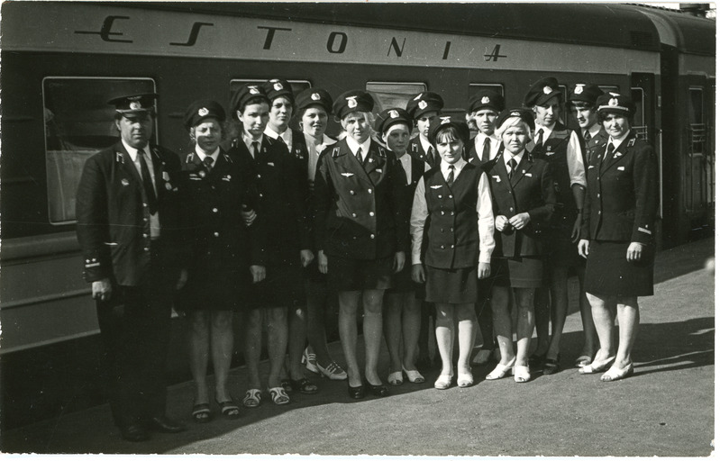 Esindusrongi Estonia noortebrigaad oma rongi juures, 1. juuli 1975, foto: Mihkel Ollino