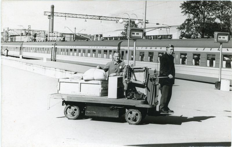 Pagasi transport elektrikäruga Tallinnas Balti jaamas, taamal esindusrong Estonia, 1970. aastad