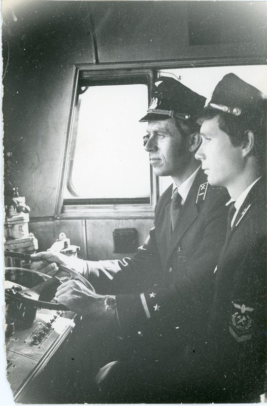 Tallinna veduridepoo vedurijuht Arvid Matt oma noore abiga mootorveduri juhikabiinis, 1. juuli 1975, foto: Mihkel Ollino