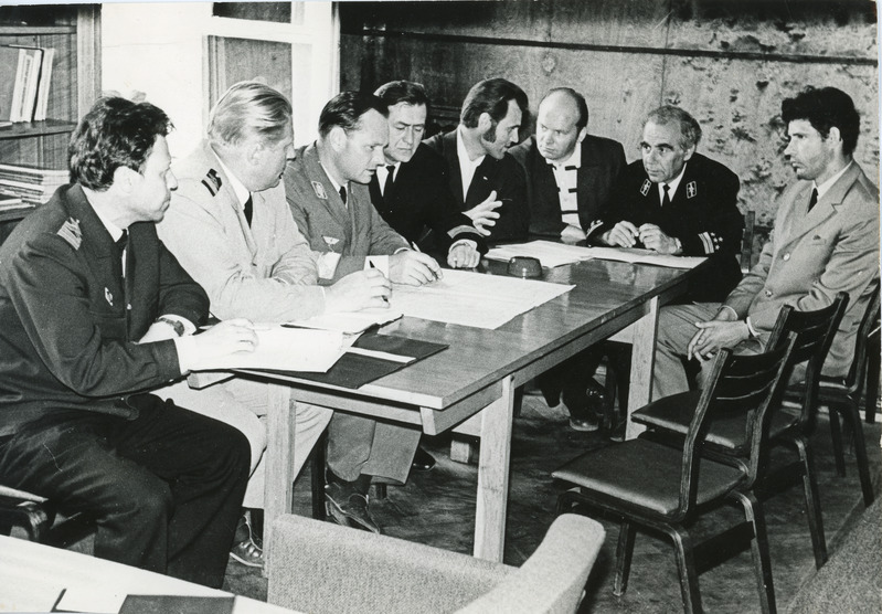 Sotsialistliku võistluse lepingu kooskõlastamine erinevate ettevõtete kollektiivide vahel raudteelaste, sadamatööliste ja meremeeste kompleksvõisluse koordineerimisstaabis Tallinnas, 16. juuli 1975, foto: Mihkel Ollino