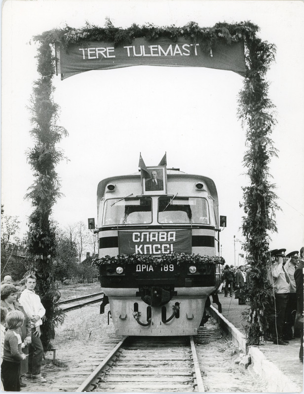 Tallinn-Pärnu-Riia reisirongiliikluse avamine: Riiast  saabunud ehitud diiselrong DR1A-189 Mõisaküla raudteejaamas, 17. juuli 1981, foto: Mart Randlane