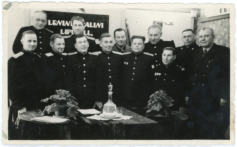Koosolekul osalenud töötajad Tallinn-Väike teejaoskonna punanurgas, 1952
