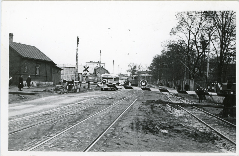 Allalastud tõkkepuudega raudteeülesõit Pärnu maanteel Tallinnas, ca 1958