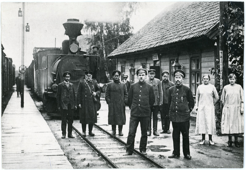 Raudteelased Loodi jaamas, vasakult teine rongijuht Hansen ja paremalt kolmas jaamaülem Aleksander Daletzki, 1919