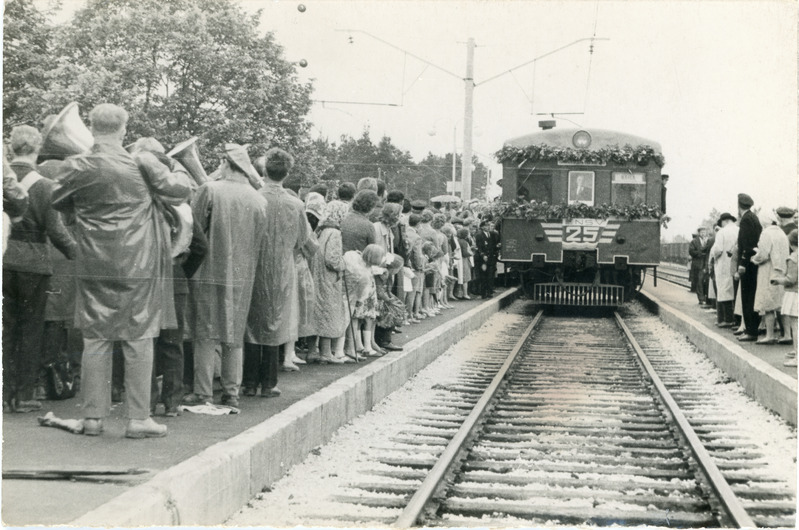 Keila-Vasalemma elektriraudtee avamine: esimese elektrirongi pidulik vastuvõtt Vasalemma jaamas, 15. juuli 1965