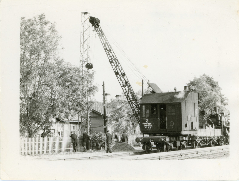 Metallmasti püstitmine Klooga jaamas, aurukraana PK6-459 töötamas, ca 1958