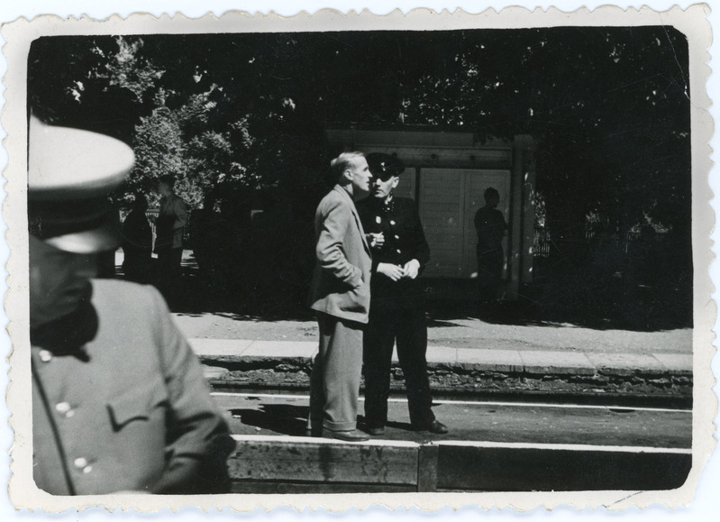 Klooga-Klooga-Rand elektriraudtee avamine: Tallinna elektridepoo ülem Leonid Olli Keila jaamas perroonil moorijuht Viktor Grišiniga vestlemas, 17. juuni 1960