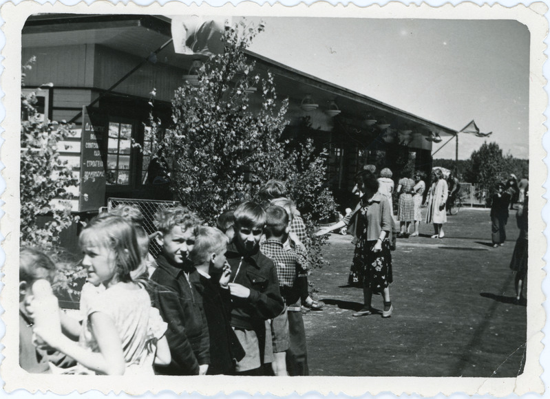 Klooga-Klooga-Rand elektriraudtee avamine: vaade ootepaviljonile Klooga-Ranna peatuses, esiplaanil Vääna-Jõesuu pioneerilaagri lapsed, 17. juuni 1960