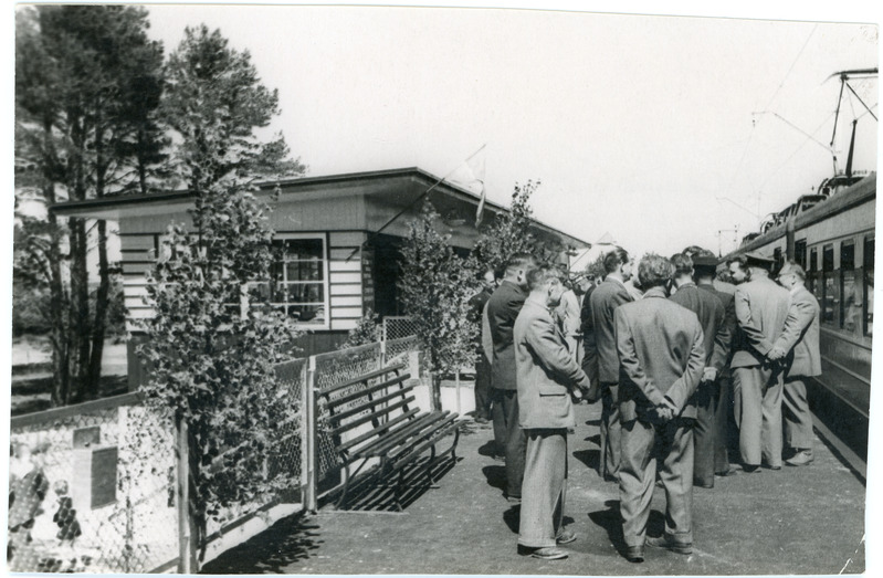 Klooga-Klooga-Rand elektriraudtee avamine: avamisest osavõtjad ootepaviljoni juures Klooga-Ranna peatuses, 17. juuni 1960