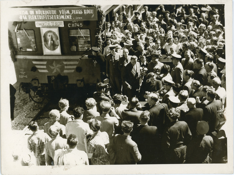 Klooga-Klooga-Rand elektriraudtee avamine: lindi läbilõikamise järgne hetk Klooga jaamas, 17. juuni 1960