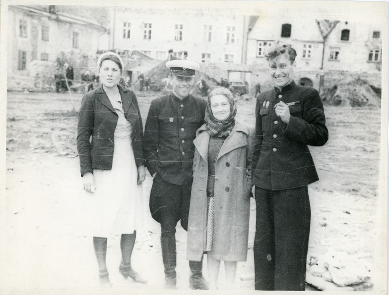 Raudteelased Tallinna taastamistöödel: Harju tänava piirkonnas tehtavate tööde taustal seisavad kaaslastega Putškov (vasakult teine) ja Vjatšeslav Leleko (paremalt esimene), 1945