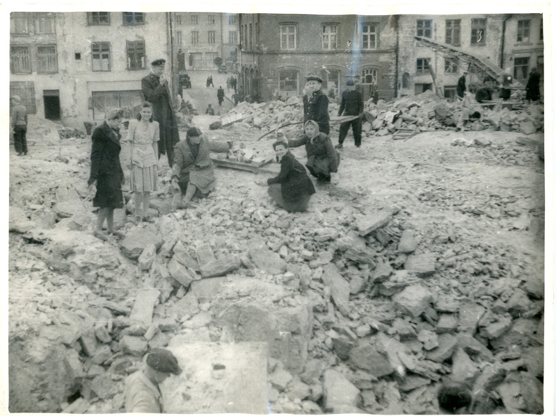 Raudteelased Tallinna taastamistöödel: rusude koristamine vanalinnas, 1945