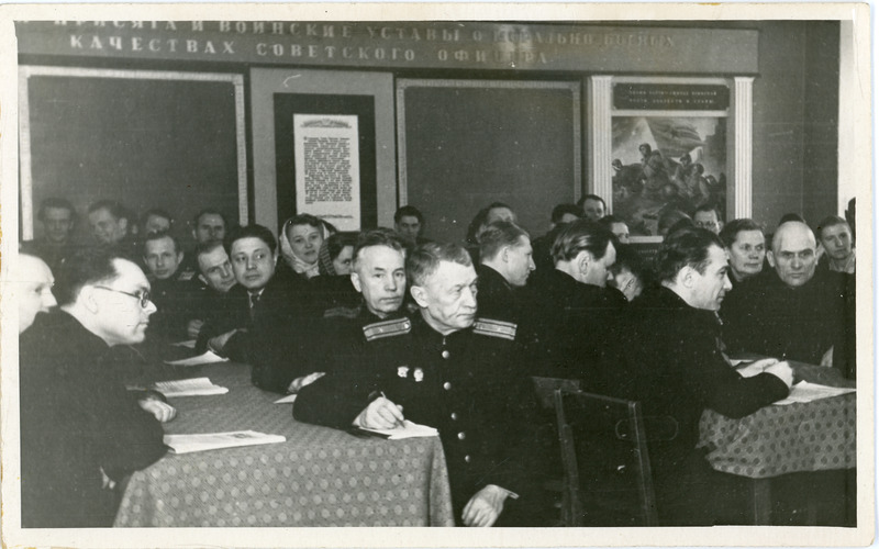 Balti Raudtee Tallinna raudteekonna tehnilis-majanduslik konverents: töö sektsioonis, esiplaanil keskel laua taga Skvoznikov, märts 1955