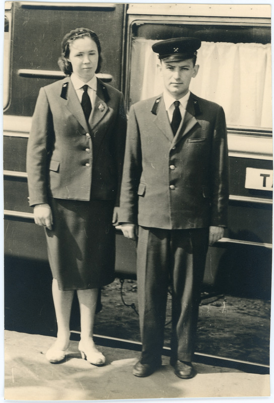 Sinises vormis vagunisaatjad kaugrongi vaguni ees, vasakul Õie Lutter, 1963