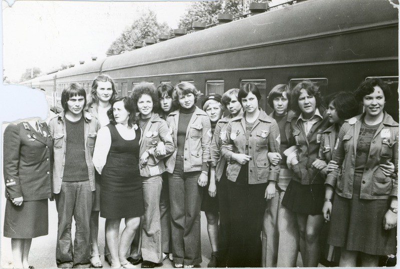 Tallinn-Moskva rongi 67/68 brigadiri Varvara Skopitsi käsutusse antud üliõpilasmaleva raudteerühm rongi kõrval, 1980. aastate algus