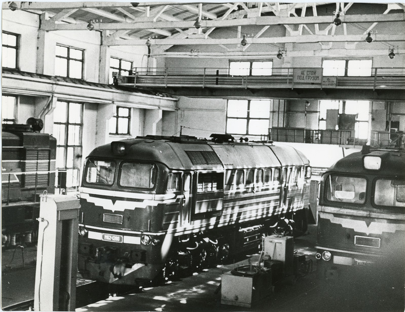 Mootorvedurid Tapa veduridepoo remonditsehhis, keskel mootorvedur M62-1280, 7. juuli 1975, foto: Mihkel Ollino