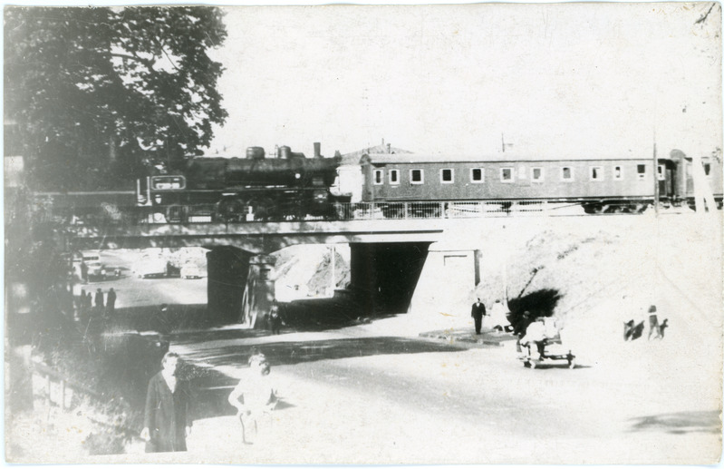 Auruvedur seeriast Su linnalähirongiga Tartus Riia maantee viadukti ületamas, 1958