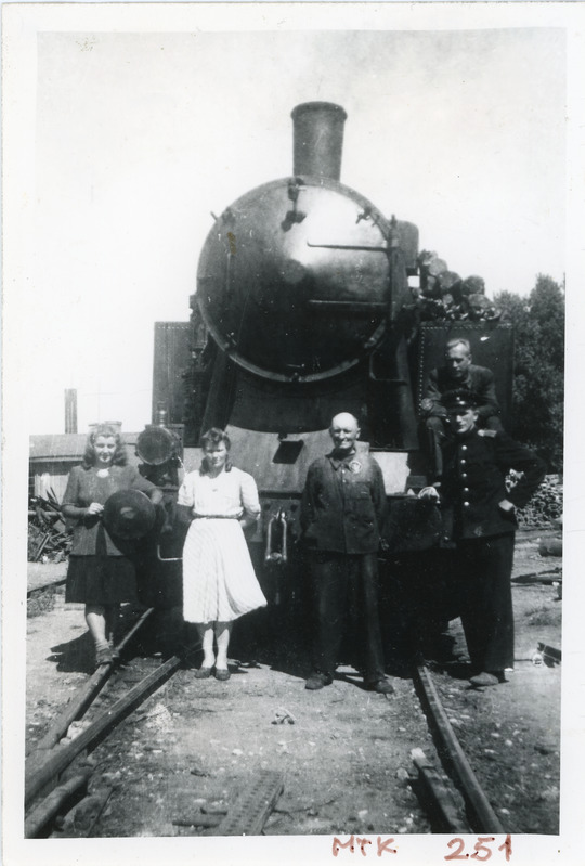 Seltskond auruveduri Mtk 251 ees Koplis, paremalt esimene vedurijuht, 1948
