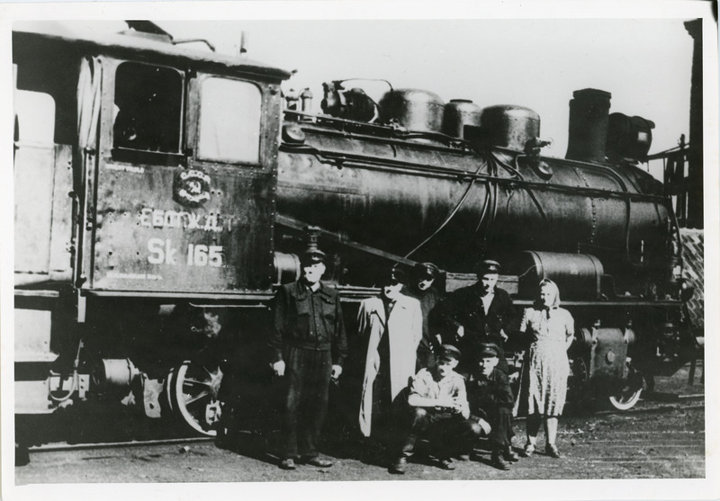 Rühm raudteelasi auruveduri Sk 165 ees Tallinn-Väike depoos, 1954, foto: Hugo Jõemets