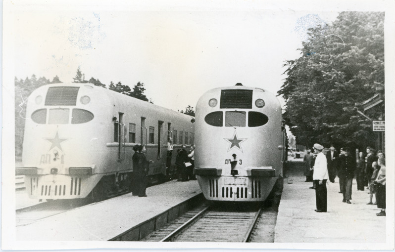 Kahe diisel-kiirrongi DP1 ja DP3 kohtumine Elva jaamas, jaamakorraldaja Peterson saadab Tallinn-Riia rongi nr 17 välja, suvi 1950