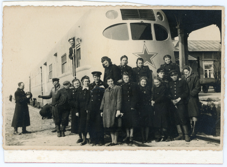 Kaugdiiselrong DP Haapsalu jaamas, rongibrigaad ja teised raudteelased rongi ees, 1950