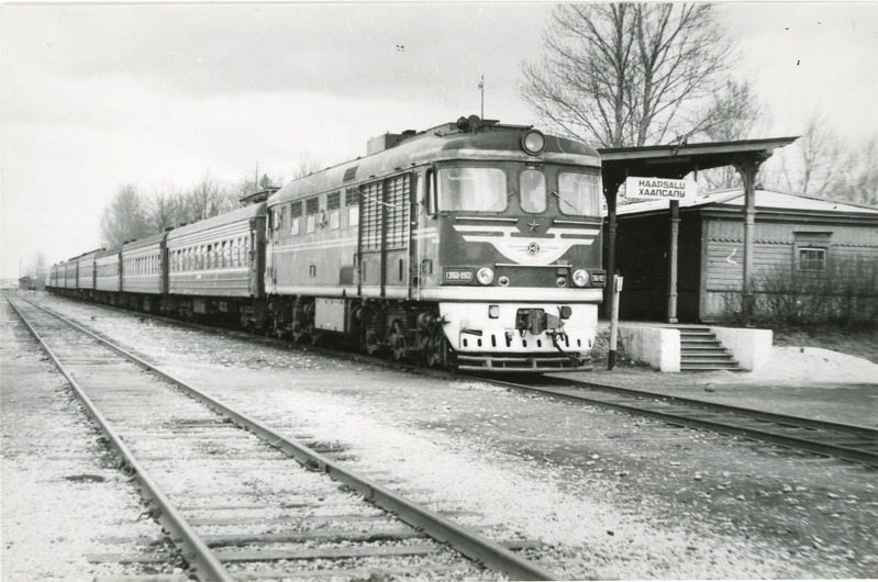 Reisirong mootorveduriga TEP60-0922 Haapsalu jaamas, mai 1980, foto: Ilmar Adamson