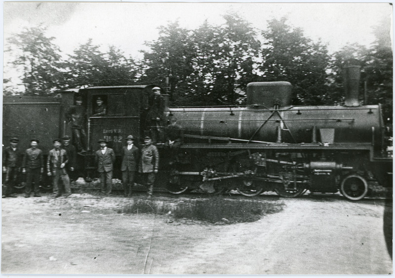 Kitsarööpmeline auruvedur Uk 82 Pärnus, raudteelased veduri ees ja peal, ca 1930