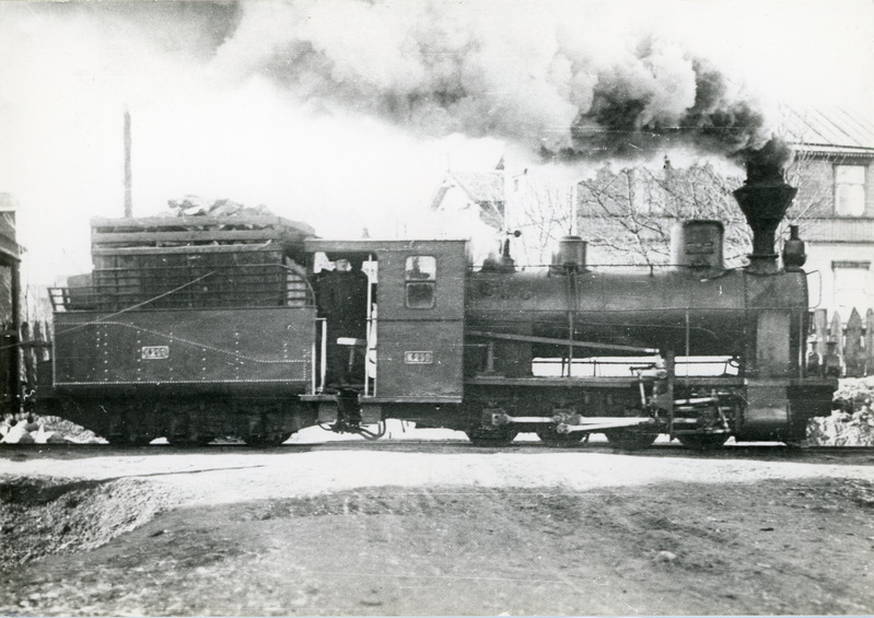 Kitsarööpmeline auruvedur K 290 liinil sõitmas, 1920. aastate algus