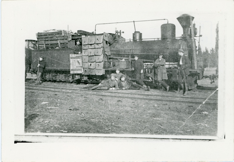 Metallkilpidega kaetud kabiiniga kitsarööpmeline auruvedur Vabadussõjas, 1919, repro
