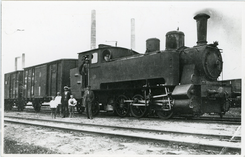 Kunda tsemenditehase laiarööpmeline tankvedur kinniseid kaubavaguneid vedamas, 1920