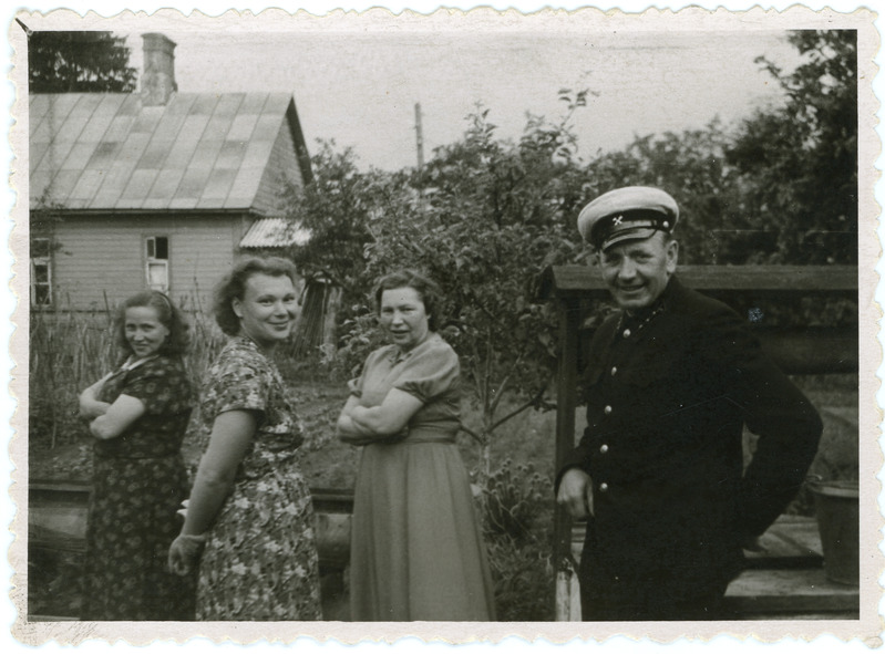 Haapsalu jaamaülem Heino Liht (paremalt esimene) koos kaalujate Margerita Leppmetsa ja Lia Toomelaiu ning kaubalaekur Meeta Jenseniga Pargi tn 22 hoovis Haapsalus, 1950.aastate II pool